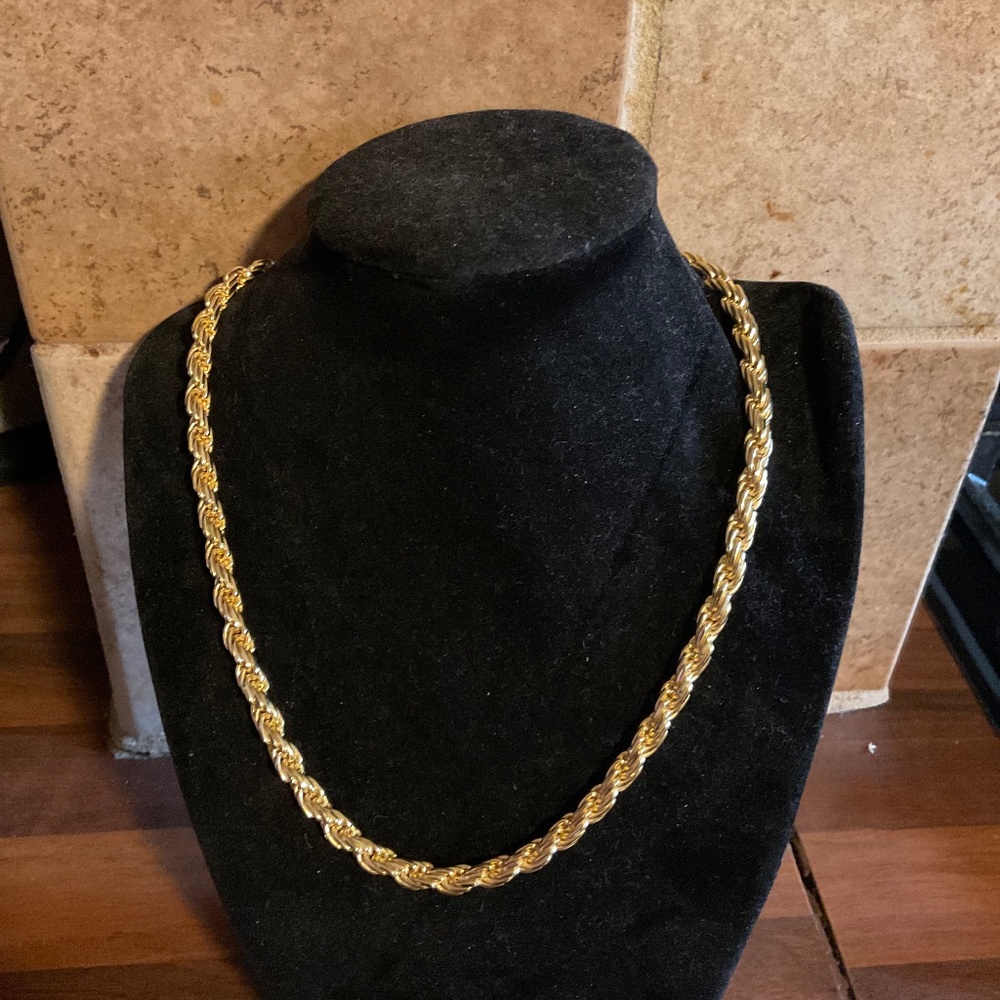 Yellow gold plated 6mm rope chain with moissanite lock. Length 18”